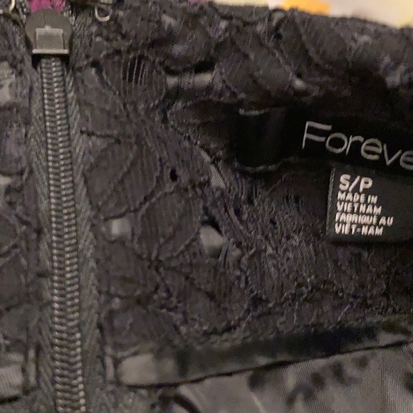 Black mini skirt with laser cut design over lining - Picture 7 of 10